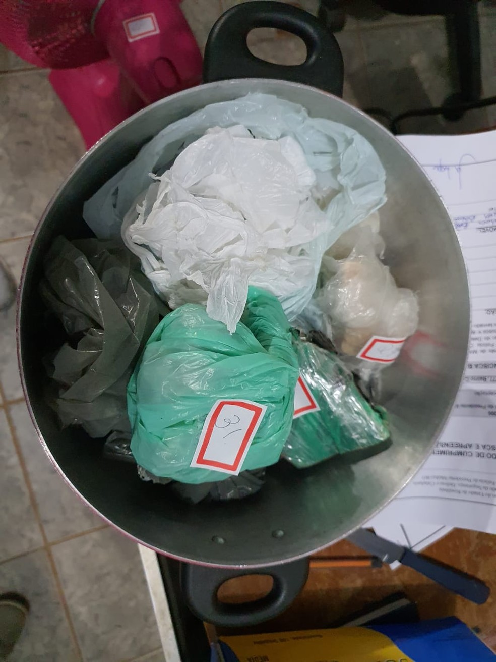 Droga foi encontrada dentro de panela escondida em armário, em Presidente Médici — Foto: Polícia Civil/Divulgação