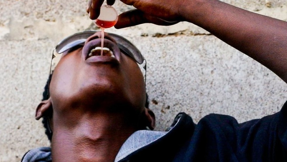 Viciado consome xarope na rua (Foto: BBC)