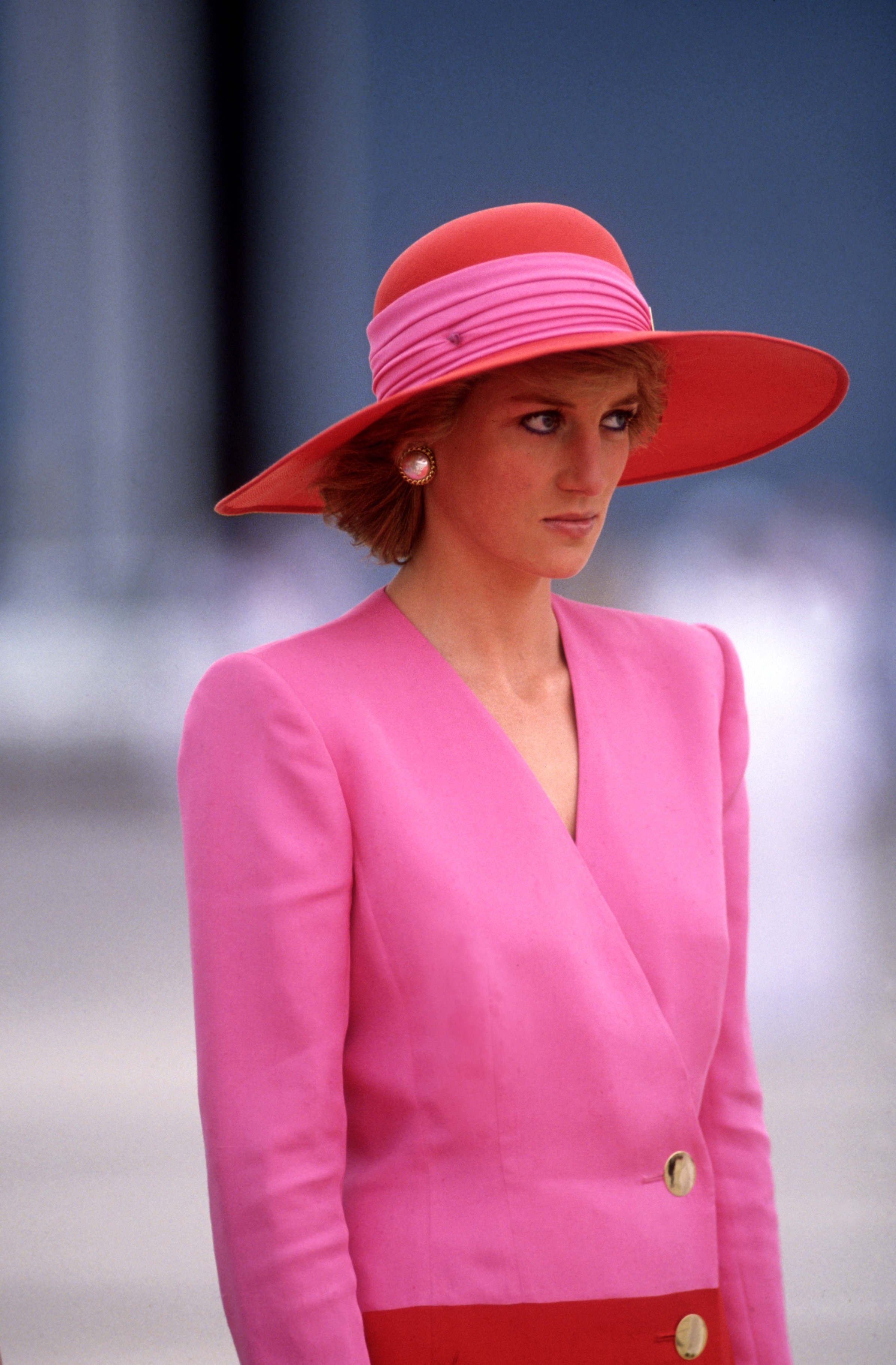 DUBAI - MARCH:  Diana Princess of Wales arrives in Dubai, United Arab Emirates, during the Royal Tour of the Gulf in March 1989. Diana wore a dress by Catherine Walker. (Photo by David Levenson/Getty Images) (Foto: Getty Images)