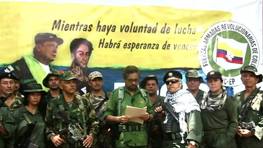 Três anos após referendo em que colombianos rejeitaram acordo com Farc, pacto assinado por Santos enfrenta dificuldades