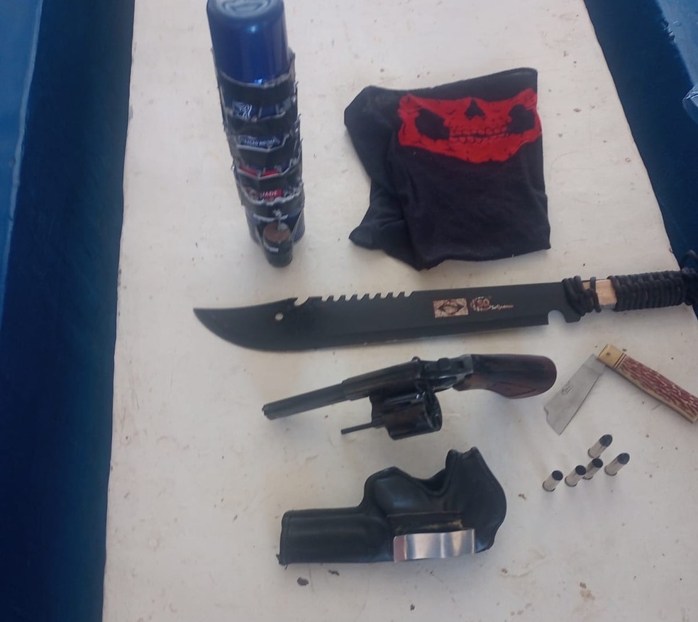 Atirador estava com revólver, duas armas brancas e um objeto semelhante a uma bomba caseira — Foto: Divulgação/Polícia Militar