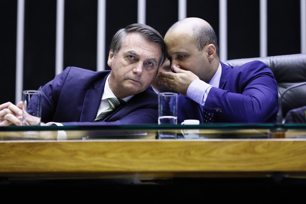O presidente Jair Bolsonaro ao lado do líder do governo na Câmara, deputado Major Vitor Hugo (PSL-GO) — Foto: Najara Araújo/Câmara dos Deputados