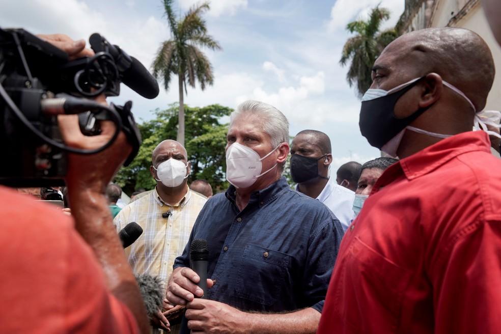 Presidente de Cuba, Miguel Diaz-Canel, dá entrevista neste domingo (11), dia de protestos em Havana — Foto: Reuters/Alexandre Meneghini