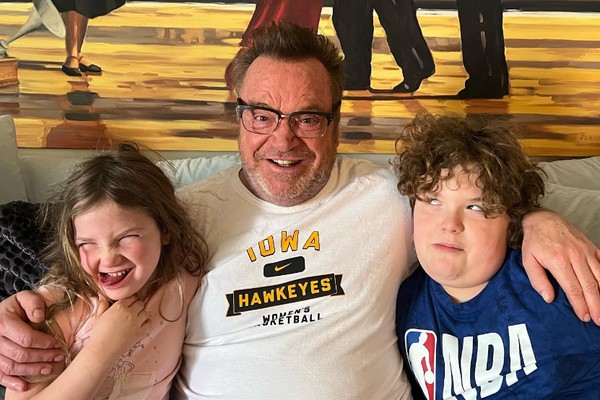 O ator Tom Arnold com os dois filhos (Foto: Reprodução/Instagram)