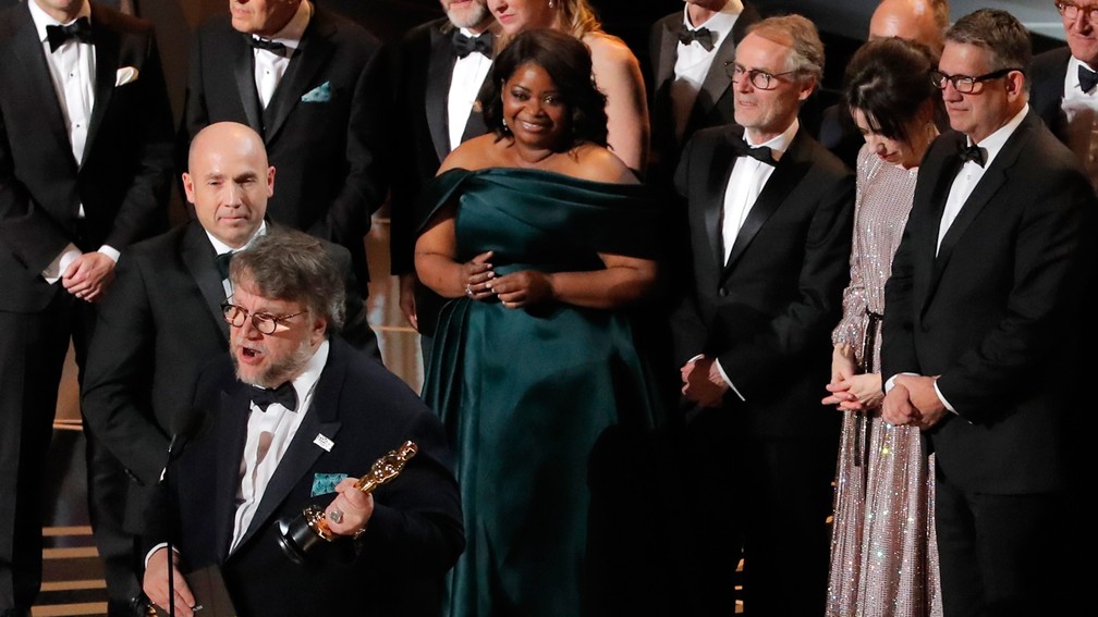 Elenco de 'A forma da água' sobe no palco do Oscar para celebrar prêmio de Melhor Filme (Foto: Lucas Jackson/Reuters)