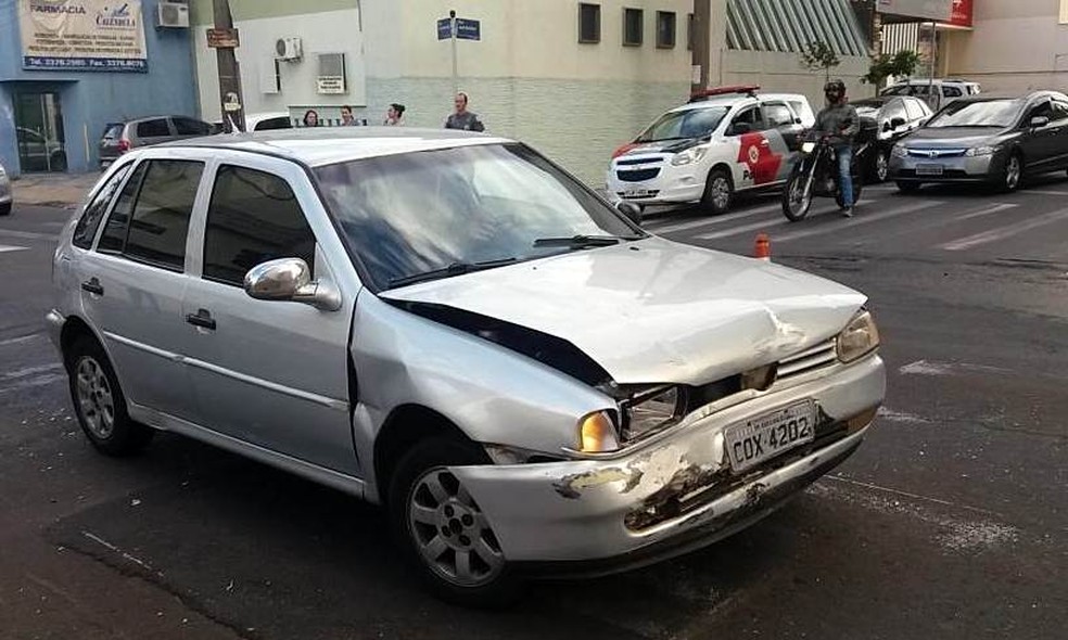 Carro teve a parte da frente amassada após colidir com outro veículo em São Carlos (Foto: ACidadeOn/São Carlos)