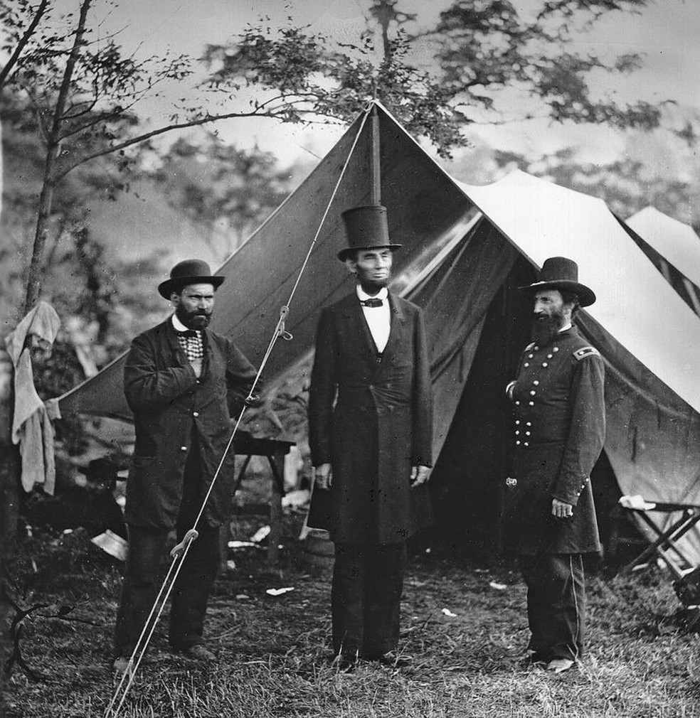 Abraham Lincoln, 16º presidente dos Estados Unidos, no centro da foto, com Allan Pinkerton à esquerda — Foto: Getty Images via BBC