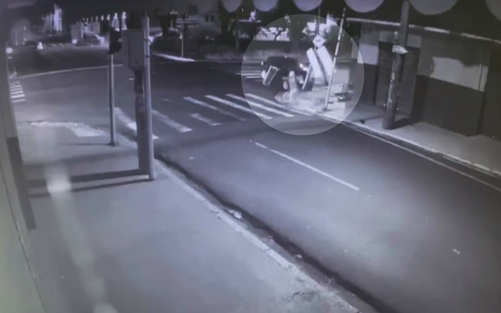 Imagem mostra pedestre correndo após colisão em Ribeirão Preto — Foto: Reprodução