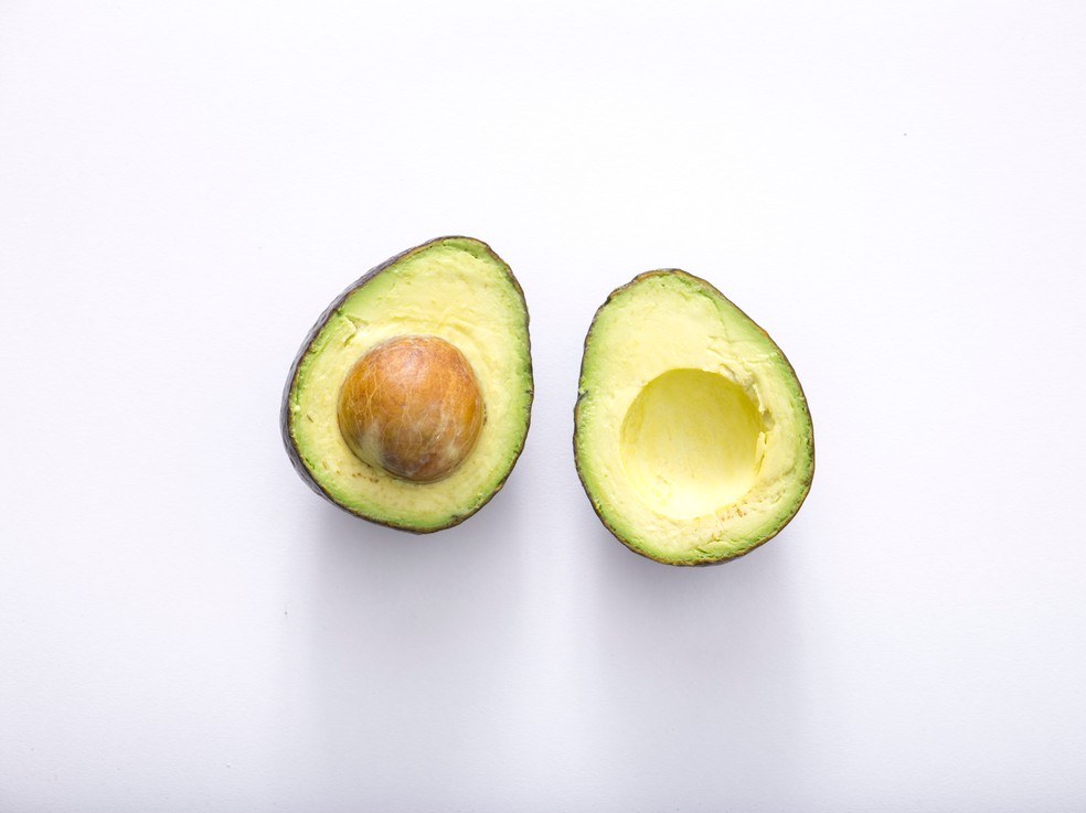 O abacate do tipo avocado é um alimento rico em gorduras boas — Foto: Unsplash