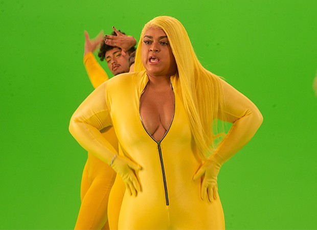 Preta Gil usa peruca amarela para vídeo clipe (Foto: Talita Alencar/Ed. Globo)