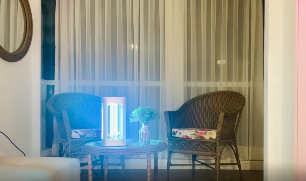 A nova luminária de mesa Phillips usa os raios UV-C para eliminar vírus e bactérias (Foto: Reprodução)