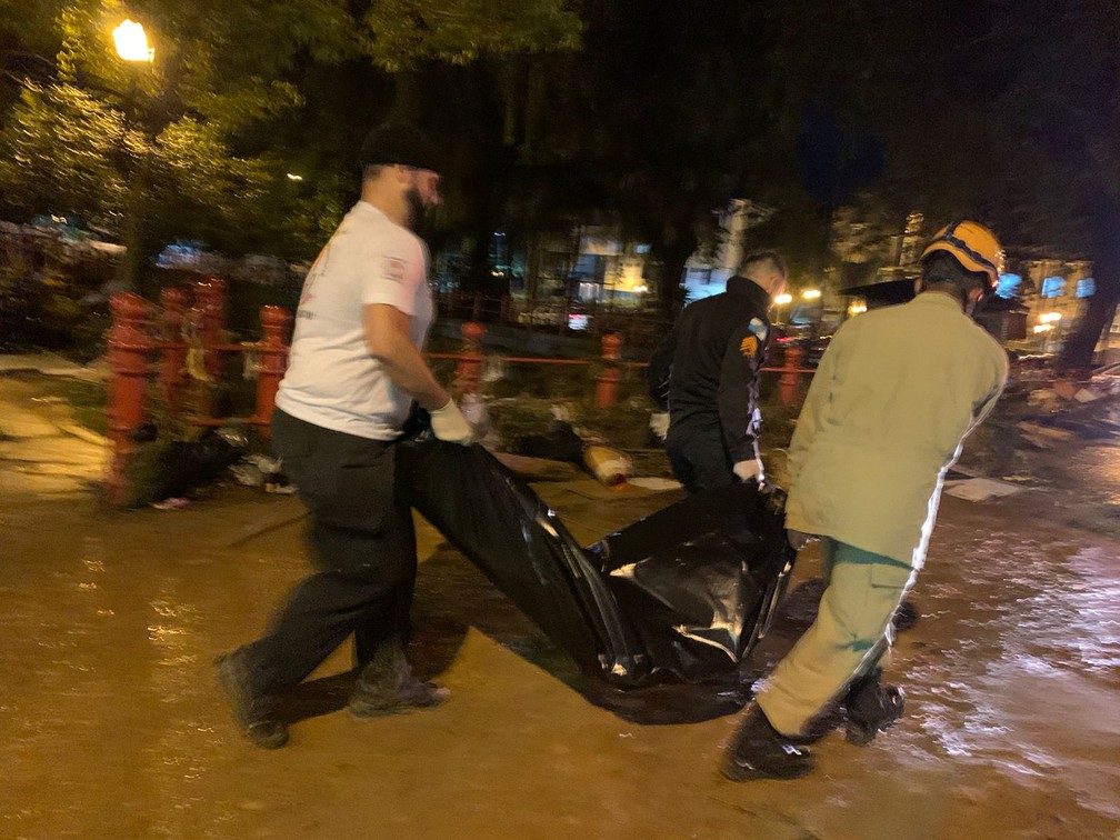 Corpos começaram a ser recolhidos após baixa do nível do rio no Centro de Petrópolis — Foto: Arquivo pessoal