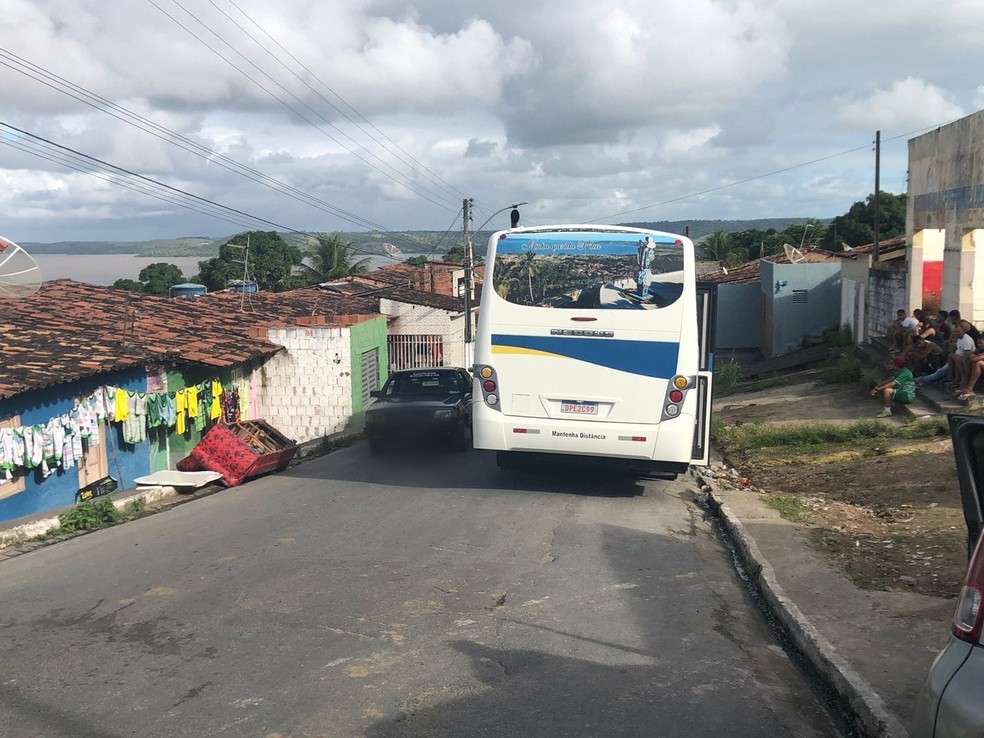 Ônibus do FF Sport, clube de futebol de Pilar, onde começou a briga entre o gerente de futebol e o jogador esfaqueado — Foto: Carolina Sanches/TV Gazeta