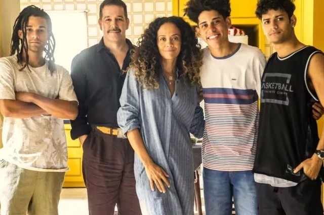 A segunda família de Tenório, formada por Zuleika e os filhos, Marcelo, Renato e Roberto, é negra na nova versão da novela (Foto: Reprodução)
