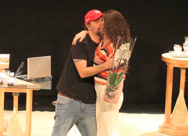 Alinne Moraes e o marido, Mauro Lima, trocam beijos após peça (Foto: Daniel Delmiro/AgNews)