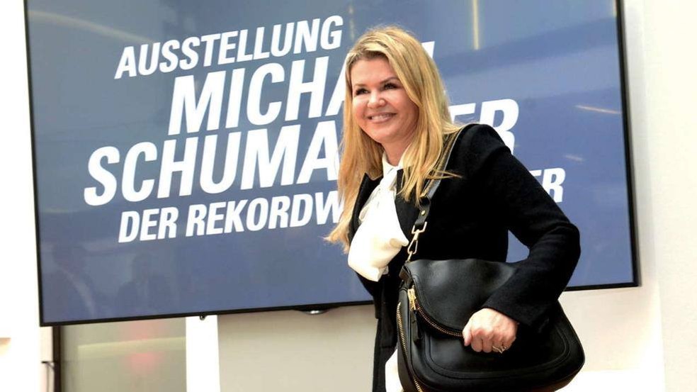 Corinna Schumacher em exibição em homenagem a heptacampeão — Foto: Reprodução / Facebook