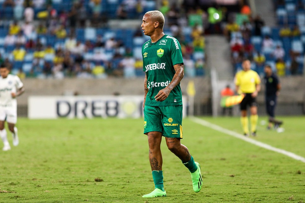 Deyverson em ação na partida entre Cuiabá e Palmeiras, pelo Brasileirão — Foto: AssCom Dourado