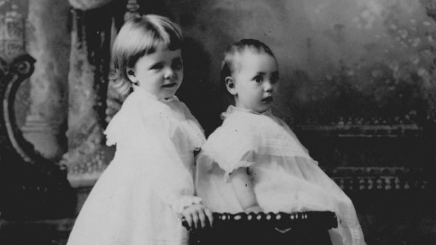 Menina e seu irmão bebê usando vestido branco; fotografia de 1905, nos Estados Unidos (Foto: UNIVERSITY OF MARYLAND COSTUME AND TEXTILE COLLECT)