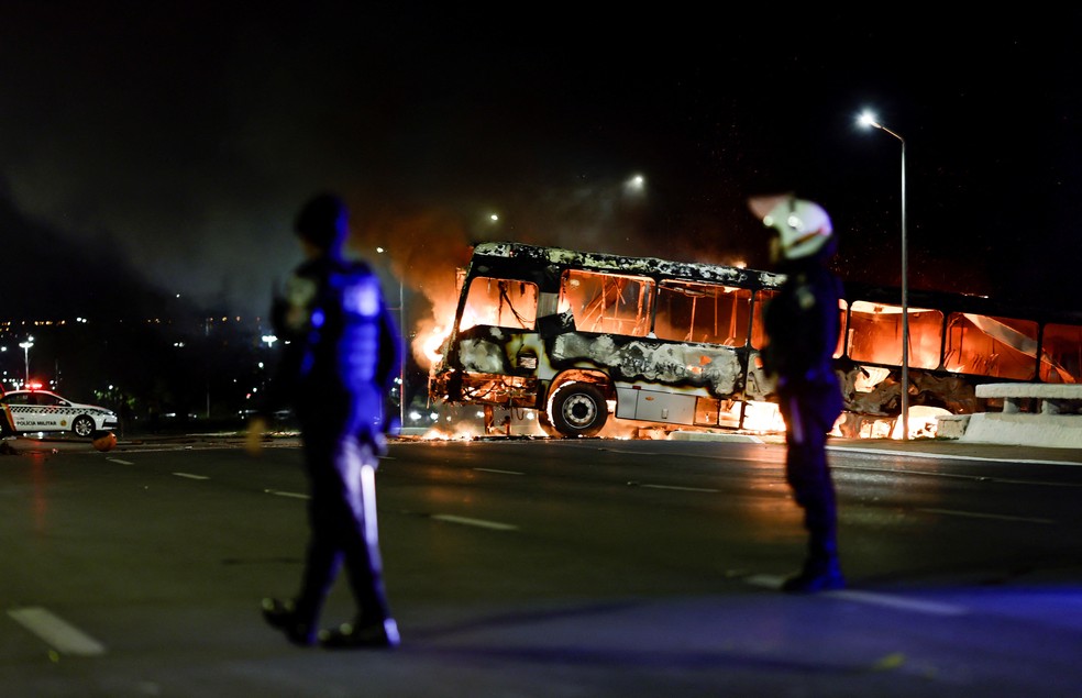 Ônibus incendiado em Brasília — Foto: Ueslei Marcelino/Reuters