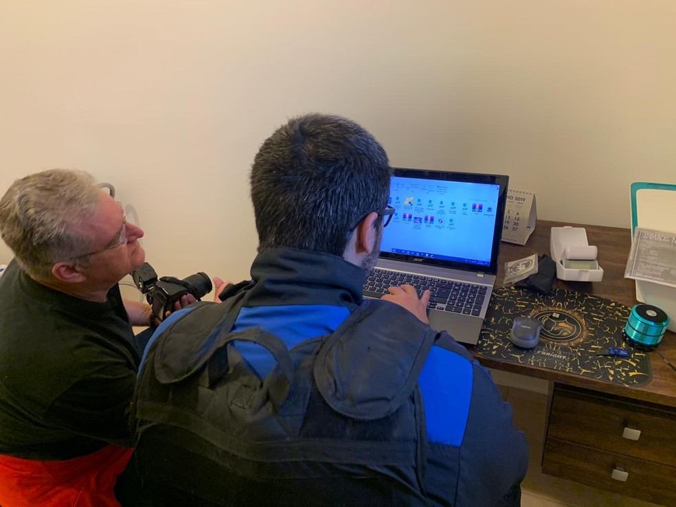 Foram apreendidos computadores com imagens com fotos e vídeos de pornografia infantil em oito cidades.  — Foto: Polícia Civil/Divulgação