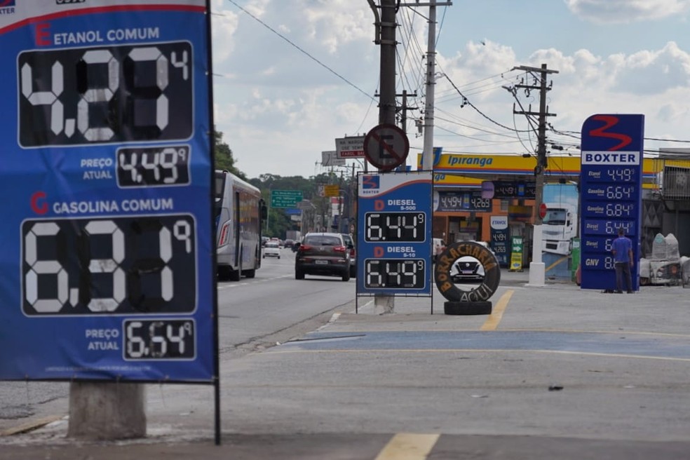 Posto em SP já exibe os preços reajustados da gasolina e do etanol — Foto: Marcelo Brandt/g1