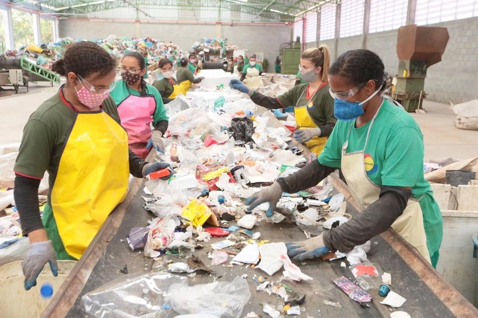Catadoras da AVEMARE separam material na sede da cooperativa — Foto: Arquivo pessoal