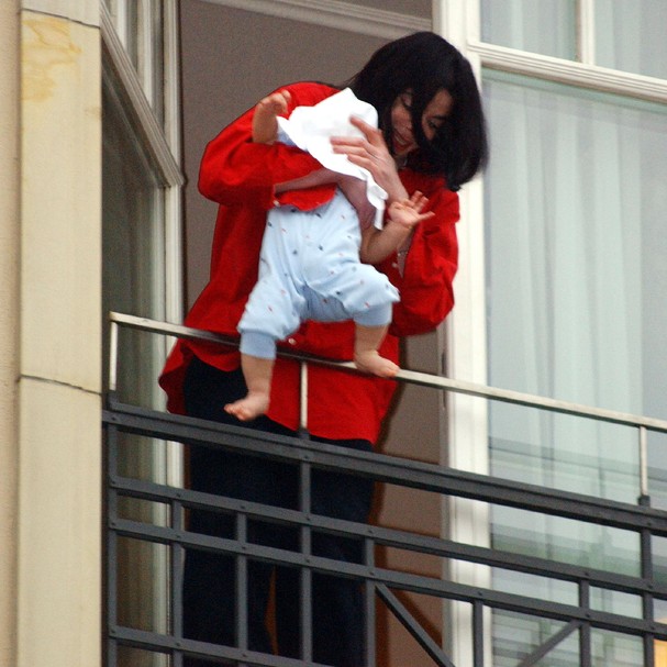 Michael Jackson foi notícia mundial em novembro de 2002 quando apareceu na varanda do quarto de um hotel em Berlim e segurou seu filho Blanket, na época com menos de um ano de idade, do lado de fora (Foto: Getty Images)