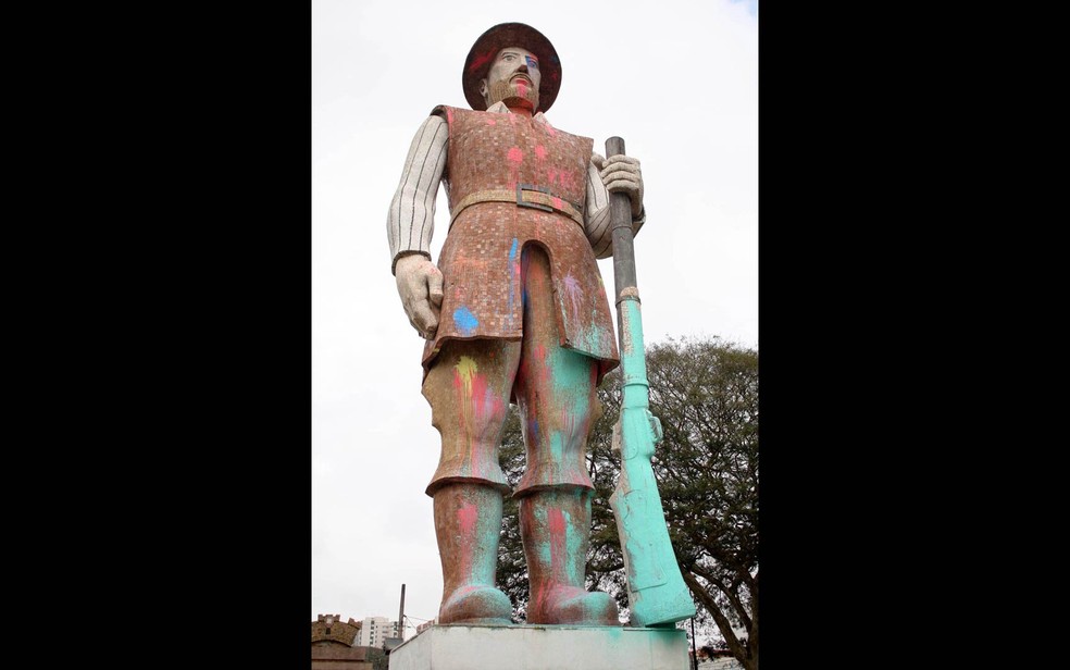  A estátua do Borba Gato, em Santo Amaro, Zona Sul de São Paulo, amanhece vandalizada coberta de tinta colorida — Foto: Luiz Claudio Barbosa/Estadão Conteúdo
