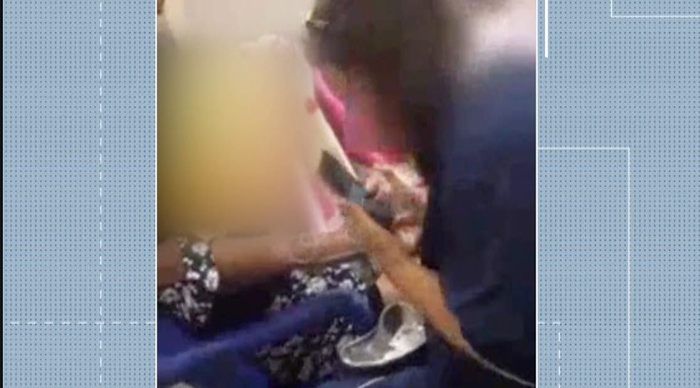 TÃ©cnica em enfermagem divide atenÃ§Ã£o entre paciente e celular em Hospital PÃºblico de MacaÃ©, no RJ â€” Foto: ReproduÃ§Ã£o/Inter TV