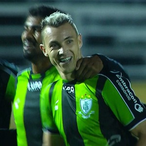 Jogadores do América-MG comemoram gol marcado por Marcelo Toscano contra o Bragantino (Foto: Reprodução/Premiere)