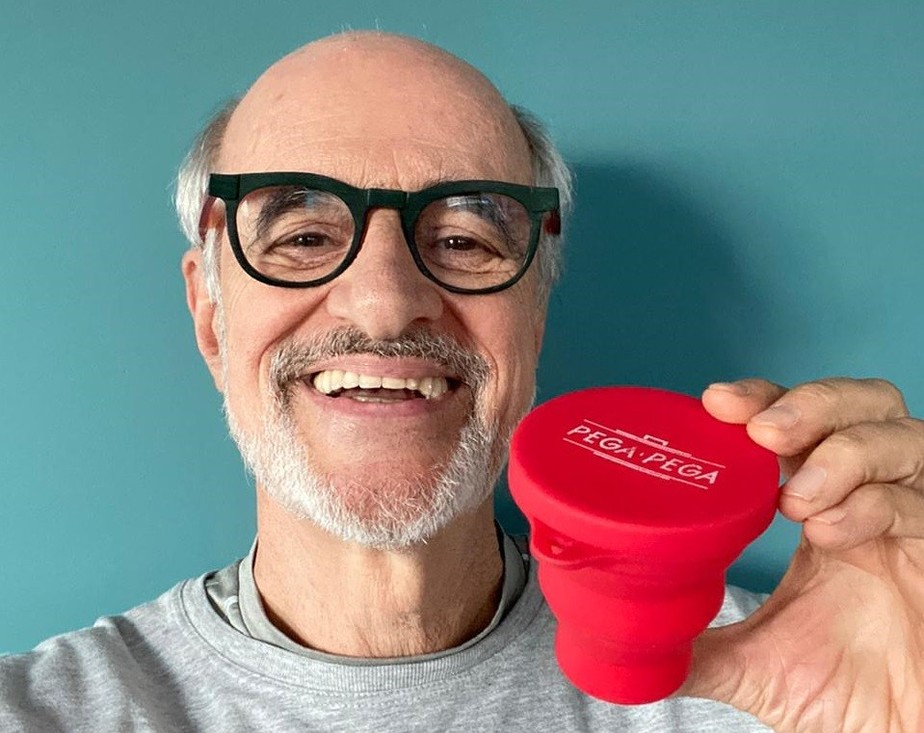 Marcos Caruso faz uso de copo dobrável que ganhou enquanto gravava Pega Pega (Globo, 2017)