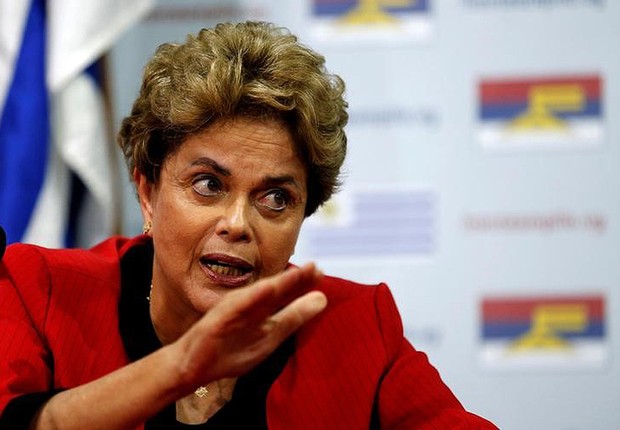 A ex-presidente Dilma Rousseff fala com jornalistas em evento após impeachment (Foto: Andres Stapf/Reuters)