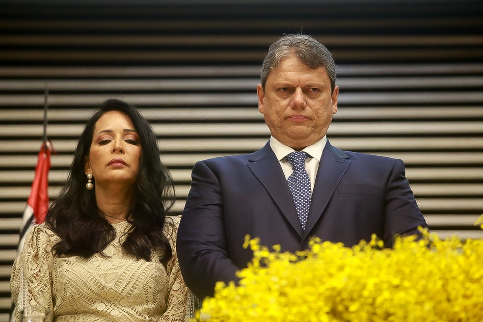 Tarcísio de Freitas (Republicanos) e a esposa durante posse como novo governador de SP na Alesp, em 1 de janeiro de 2023. — Foto: Divulgação/GESP