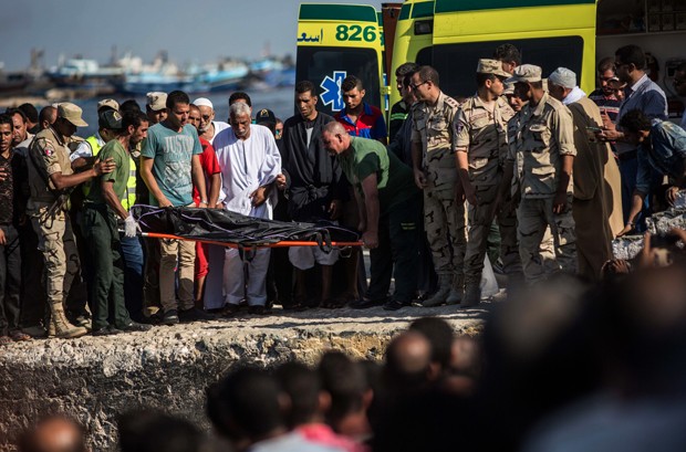 Número de mortos no naufrágio passou de 100 (Foto: Eman Helal/AP)