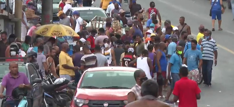'Feira do Rolo' muda de lugar após reforço na fiscalização; novo local registra aglomerações — Foto: Reprodução / TV Bahia
