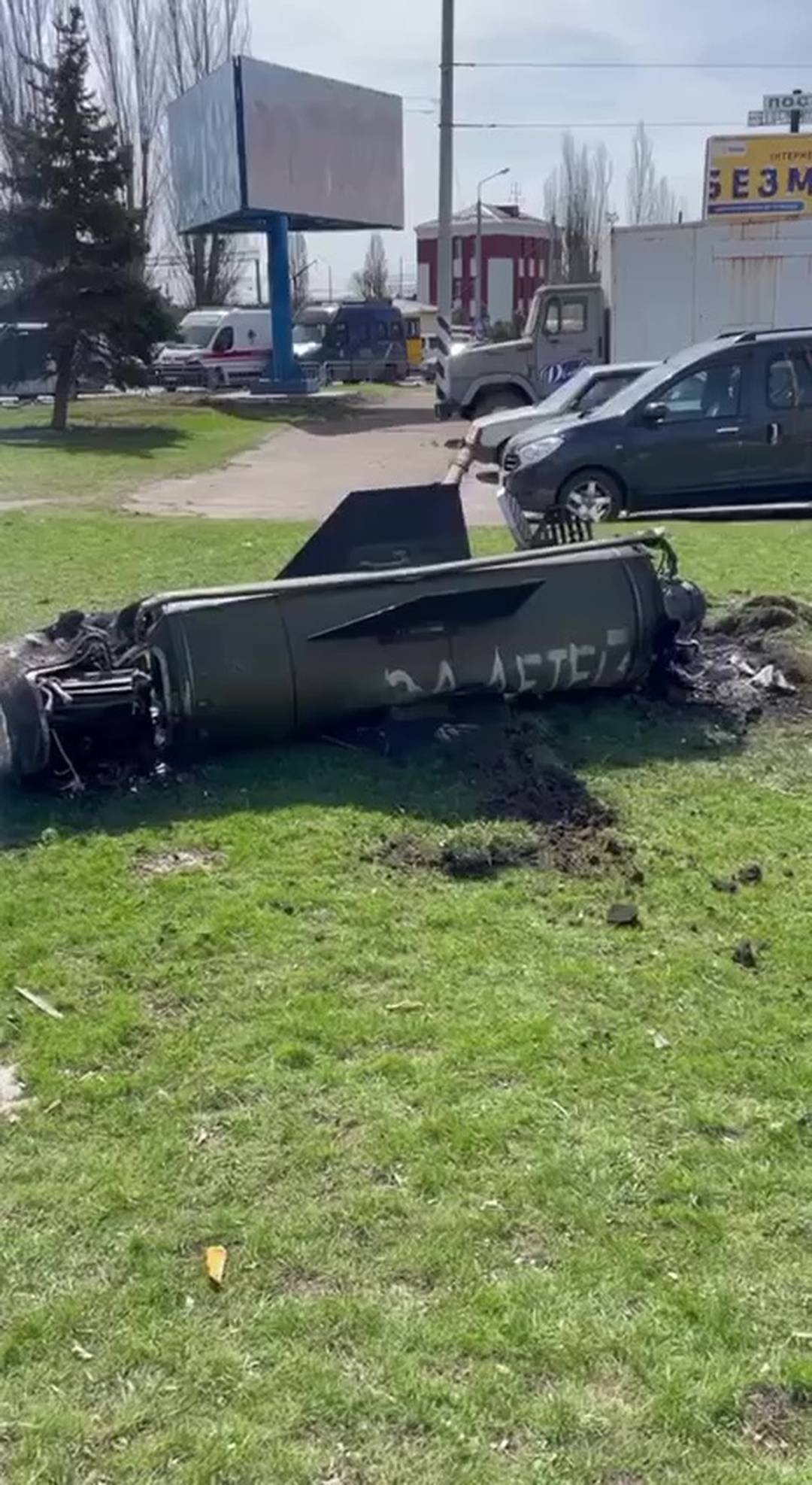 Destroços do míssil que teria atingido a estação de trem em Kramatorsk, no leste da Ucrânia