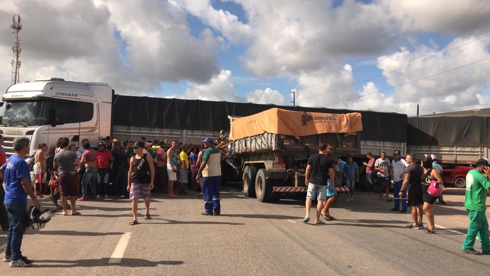 Caminhão Caçamba bateu na lateral do bitrem nesta segunda-feira (11) — Foto: Redes Sociais