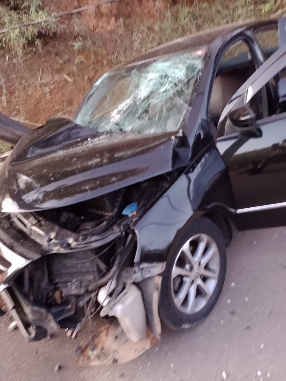 Motorista fica ferido ao bater carro contra poste em Paraíba do Sul  — Foto: Divulgação/Corpo de Bombeiros 