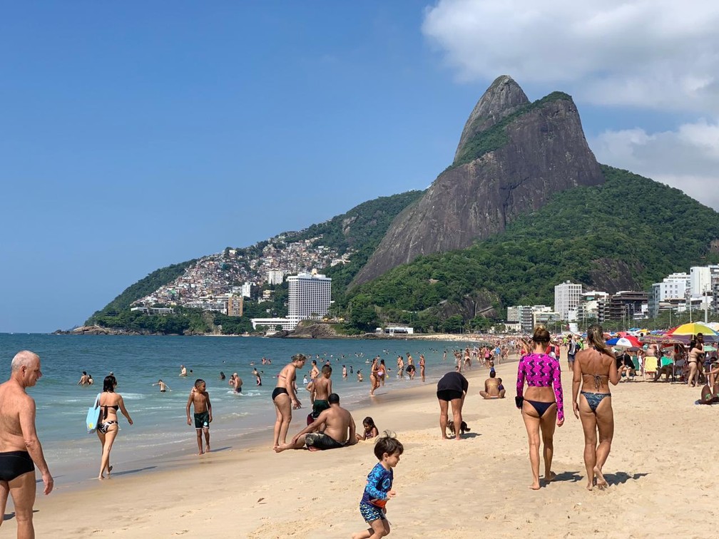 Cariocas e turistas lotam praias no último domingo do ano ...
