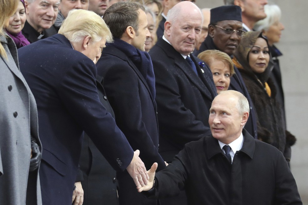 Presidente russo Vladimir Putin cumprimenta o americano Donald Trump ao chegar para a cerimônia de celebração dos 100 anos do fim da 1ª Guerra Mundial, neste domingo (11) em Paris — Foto: Ludovic Marin/Pool Photo via AP