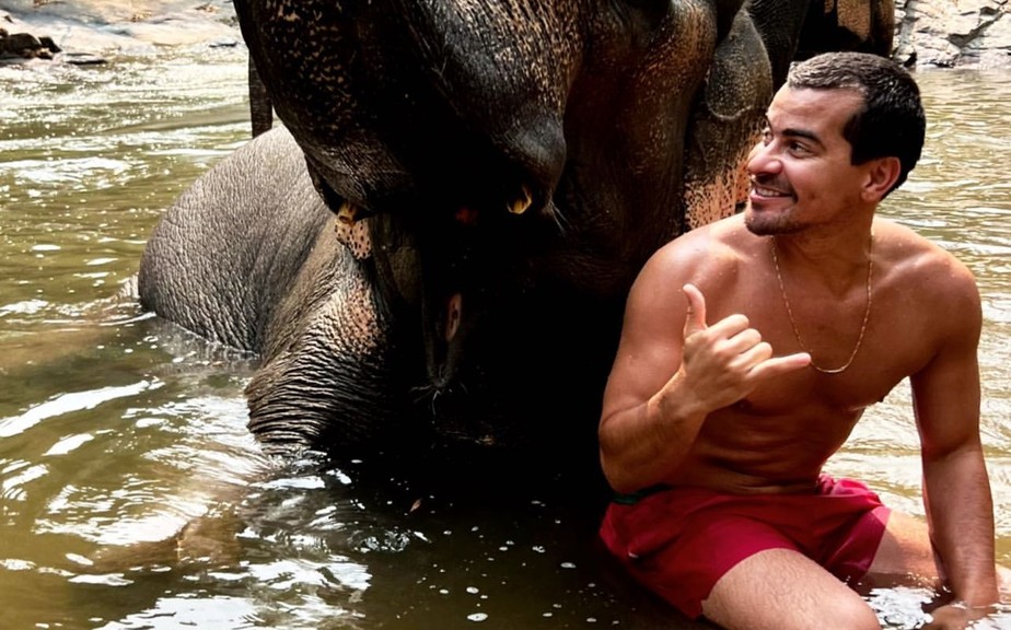 Thiago Martins toma banho com elefante na Tailândia