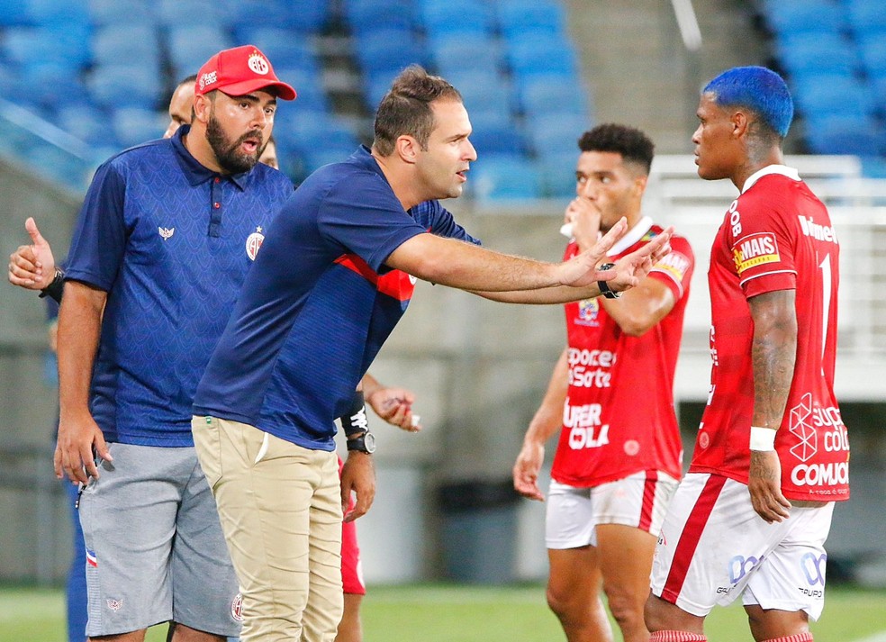 Thiago Carvalho lamenta derrota do América-RN em estreia — Foto: Canindé Pereira/América FC