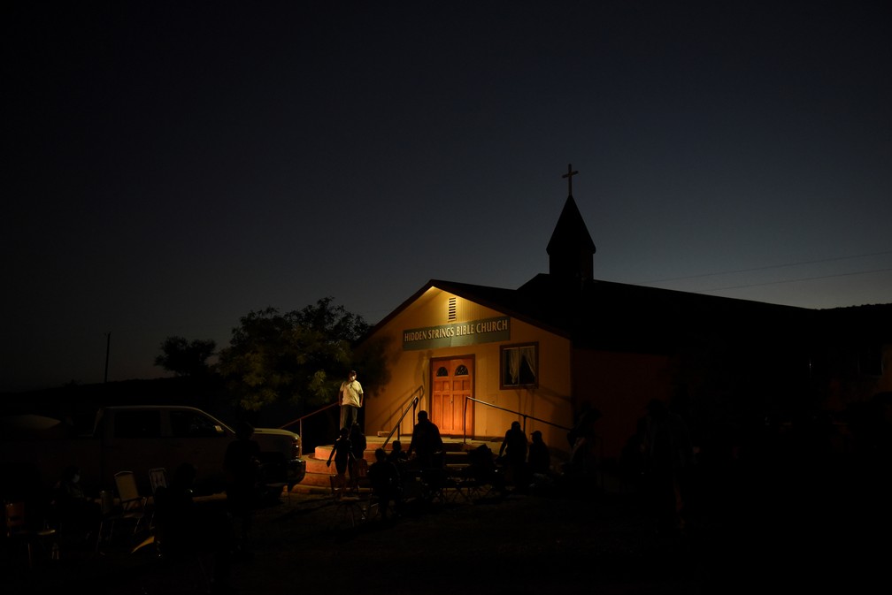 Pessoas se reúnem em uma igreja no Bodaway Chapter em Hidden Springs, Arizona, no território do povo Navajo. A reunião foi convocada para discutir a realização de avaliações domiciliares para que as pessoas necessitadas pudessem obter melhorias como um banheiro e água corrente ou eletricidade, dependendo de sua necessidade — Foto: Stephanie Keith/Reuters