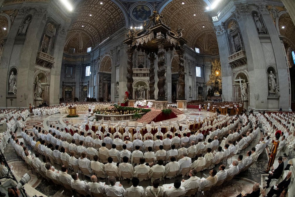 Papa Francisco celebra missa da quinta-feira (18) durante a Semana Santa da Páscoa, na Basílica de São Pedro, no Vaticano. — Foto: Vatican Media/­Handout via Reuters