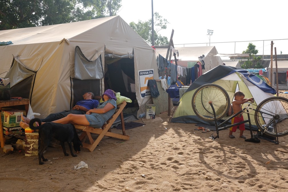A Defesa Civil diz que há 495 pessoas vivendo no abrigo Tancredo Neves, mas moradores do local dizem que o número passa de mil venezuelanos (Foto: Inaê Brandão/G1 RR)