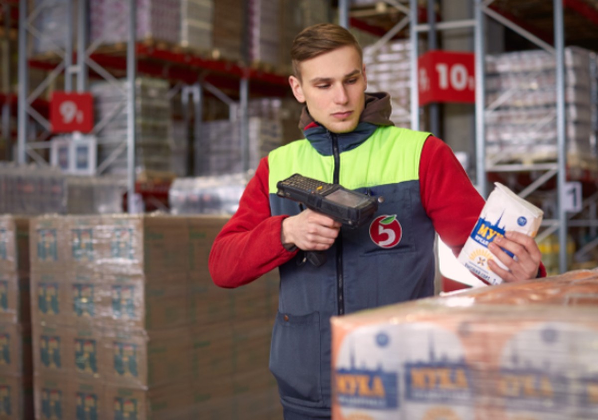 Комплектовщик пятерочка. Кладовщик-комплектовщик склада пятерочка. Склад пятерочка. Оператор склада пятерочка. Кладовщик-комплектовщик пятерочка.