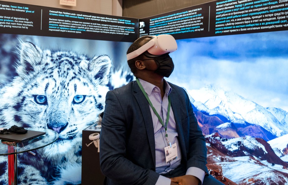 Representante da ONU desfruta de uma experiência de realidade virtual para ver um leopardo-das-neves na Conferência de Biodiversidade das Nações Unidas (COP15) em Montreal.