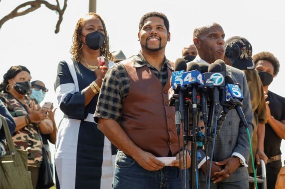 'Este é um dia que não tínhamos certeza de que chegaria', declarou Anthony Bruce, tataraneto de Willa e Charles — Foto: Los Angeles Times via Getty Images/BBC