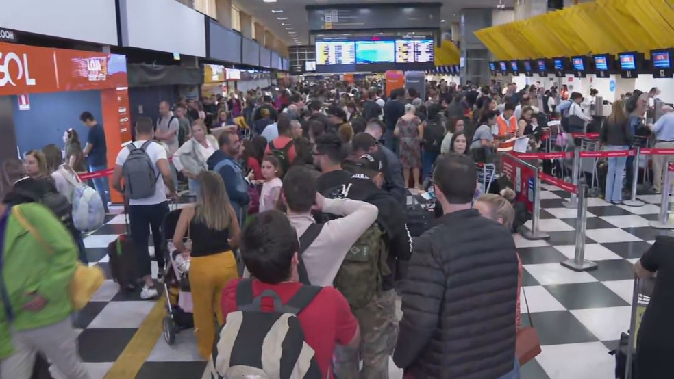 Saguão do aeroporto de Congonhas neste domingo (9). — Foto: Reprodução/ GloboNews