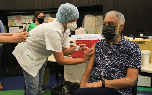 Gilberto Gil toma segunda dose da vacina contra Covid-19 no Rio